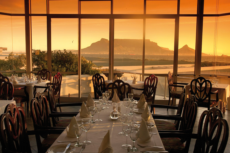 Table Mountain vista do Blowfish Restaurant na Big Bay, uma das praias da cidade do Cabo.