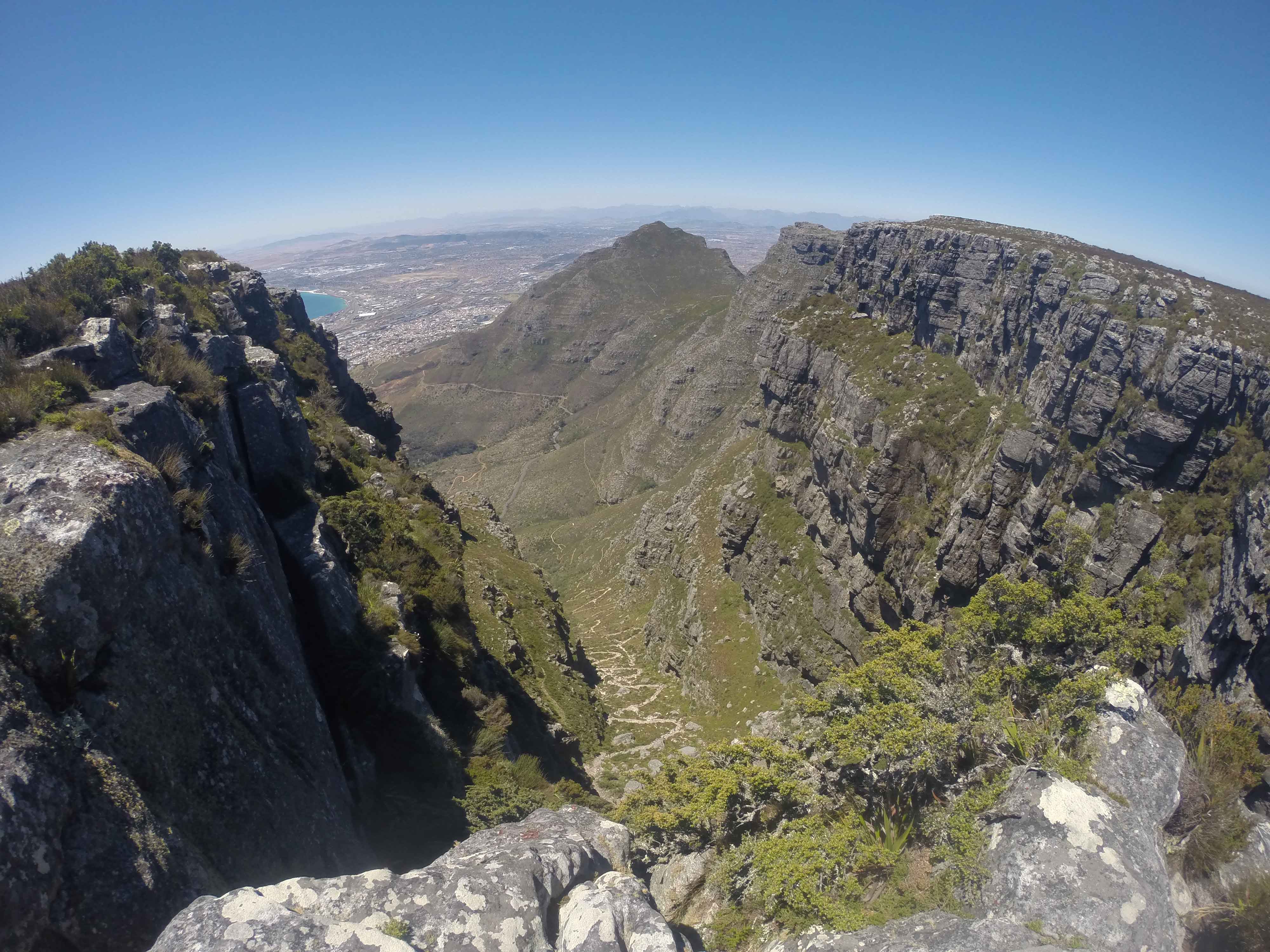 Repare no zigue-zague da trilha que leva à Table Mountain ali entre os morros.