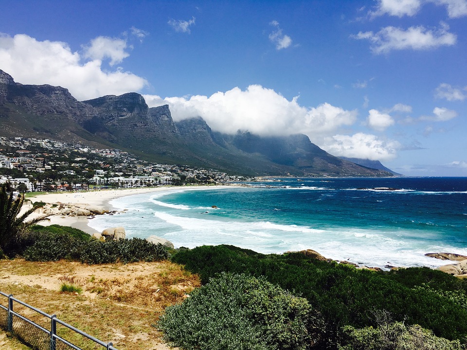 Camps Bay e seus 12 apóstolos! Das praias de Cape Town essa é uma das mais lindas.