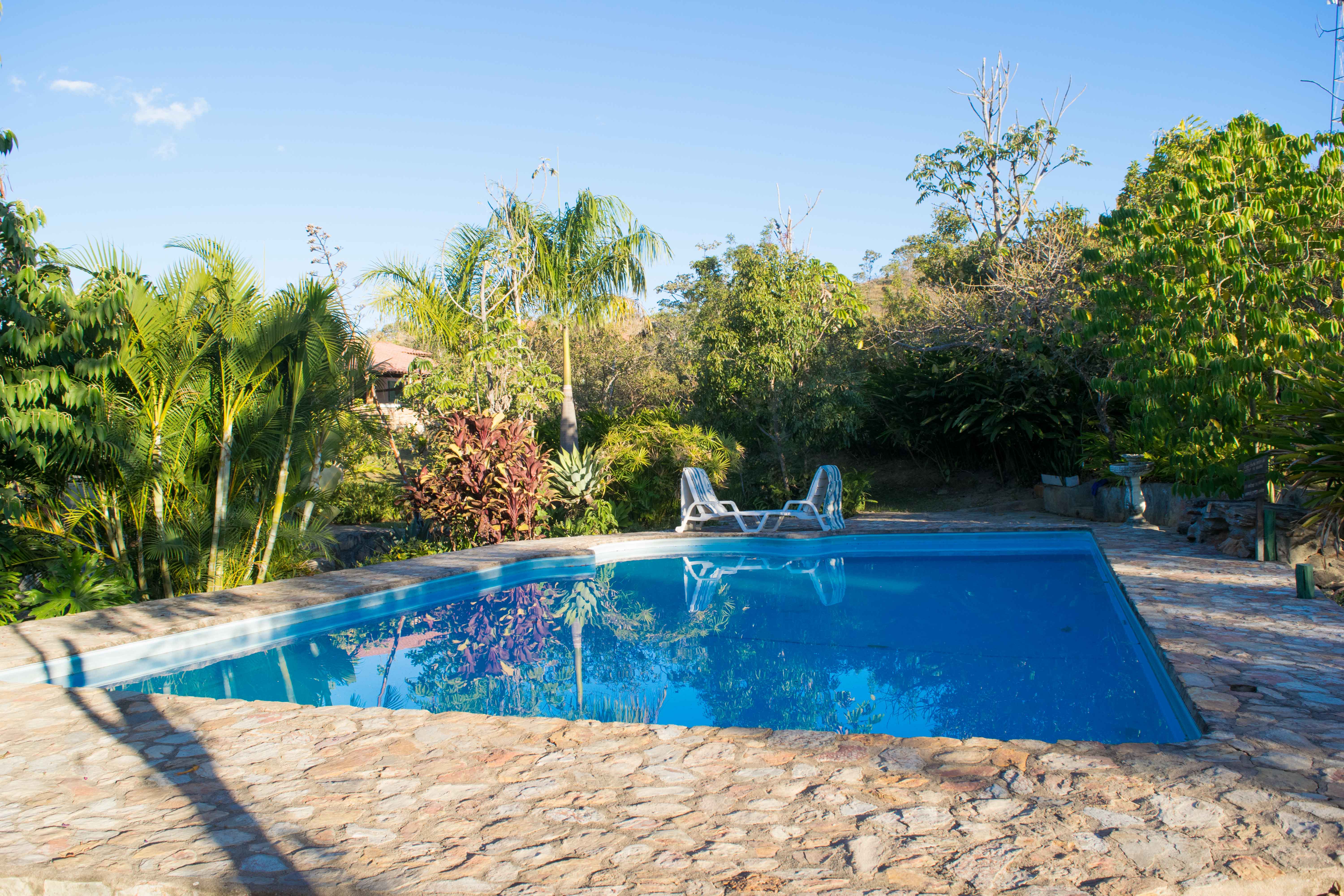 Onde ficar em Alto Paraíso de Goiás: piscina e jardins do Eco Hostel Catavento!