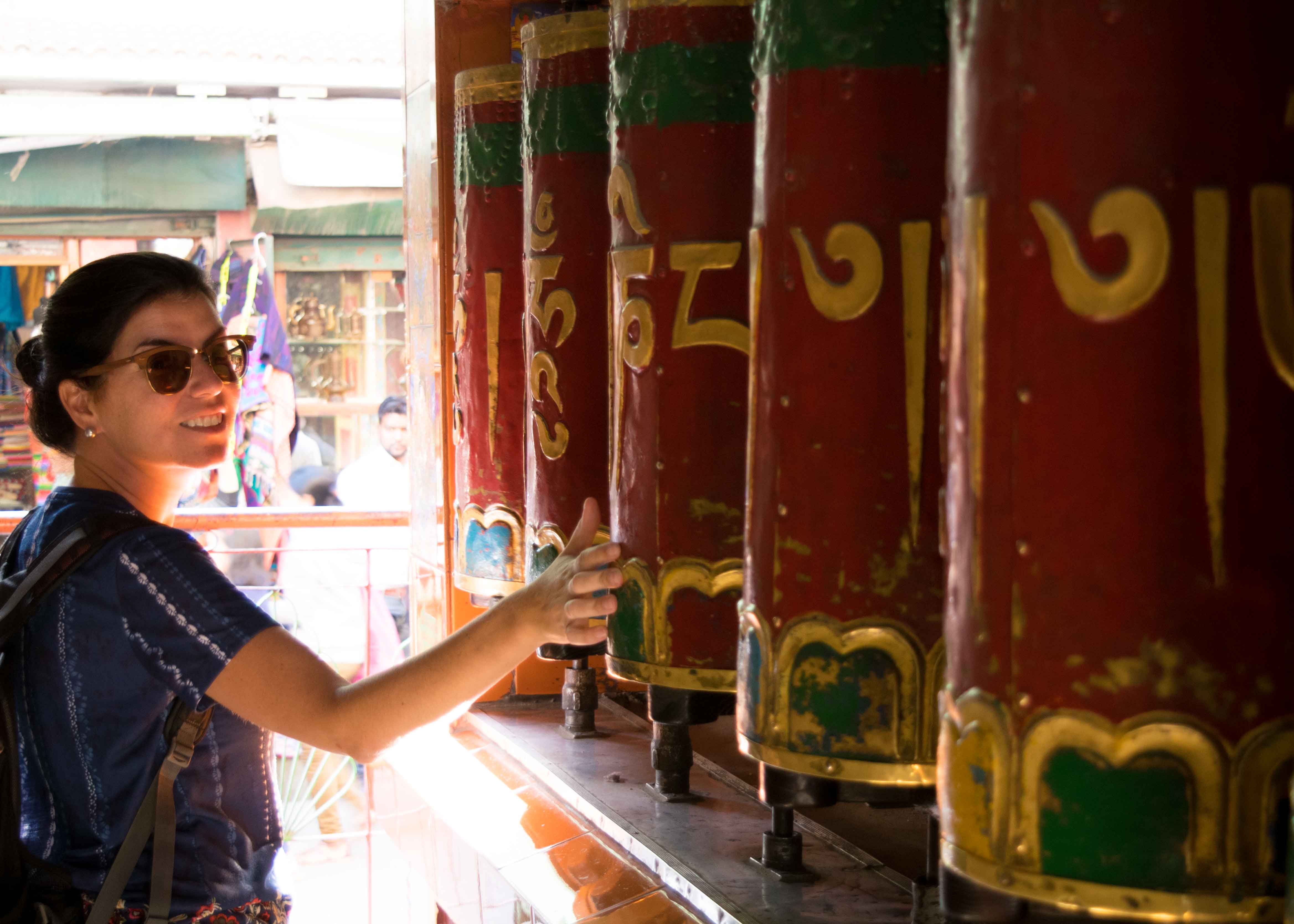 Eu em paz girando as rodas de oração no Kalachakra Templo. Turismo na Índia.