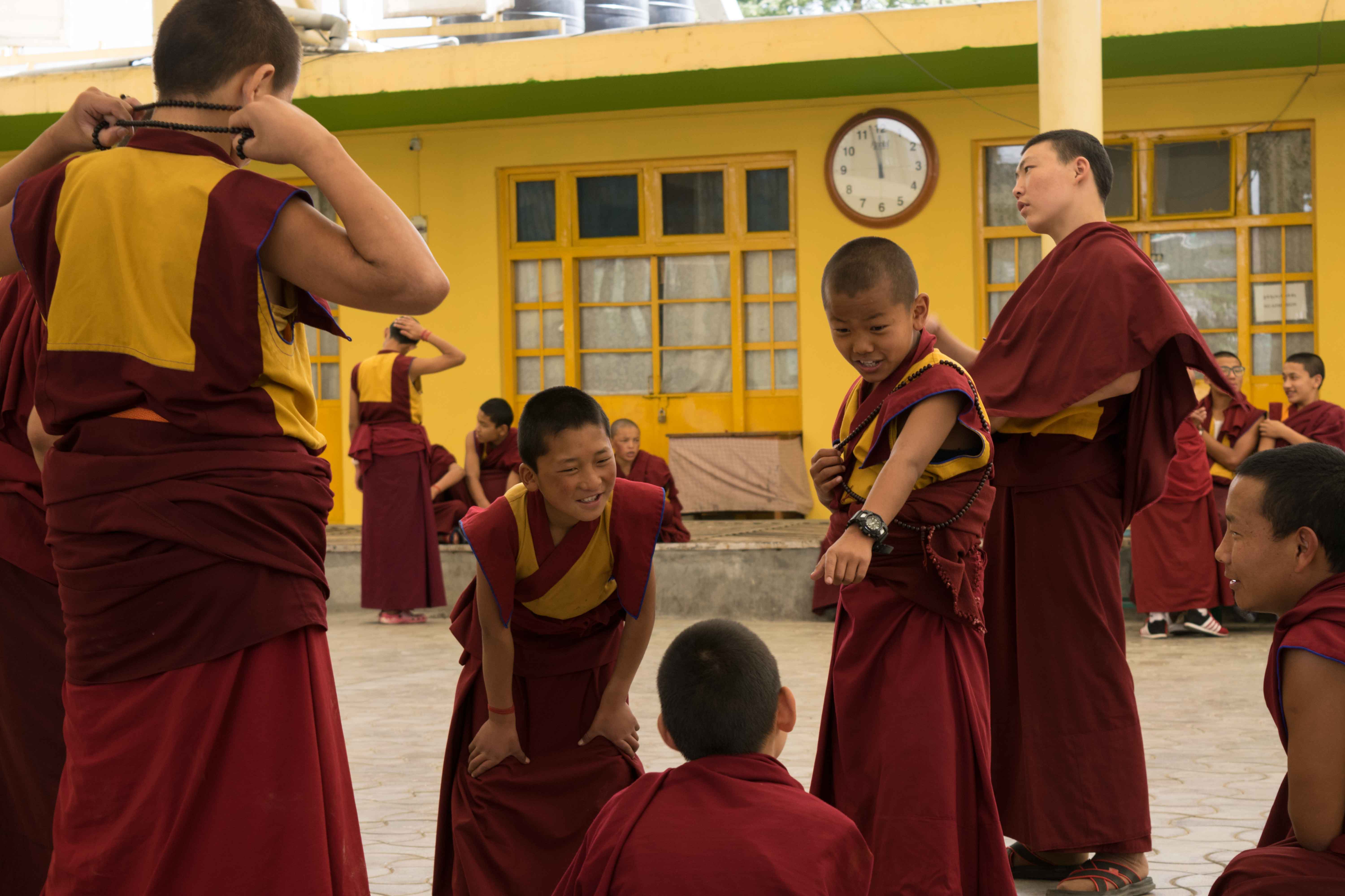 Debates sobre budismo num dos lugares sagrados de Mcleod Ganj. Nessa foto, só os jovens monges.