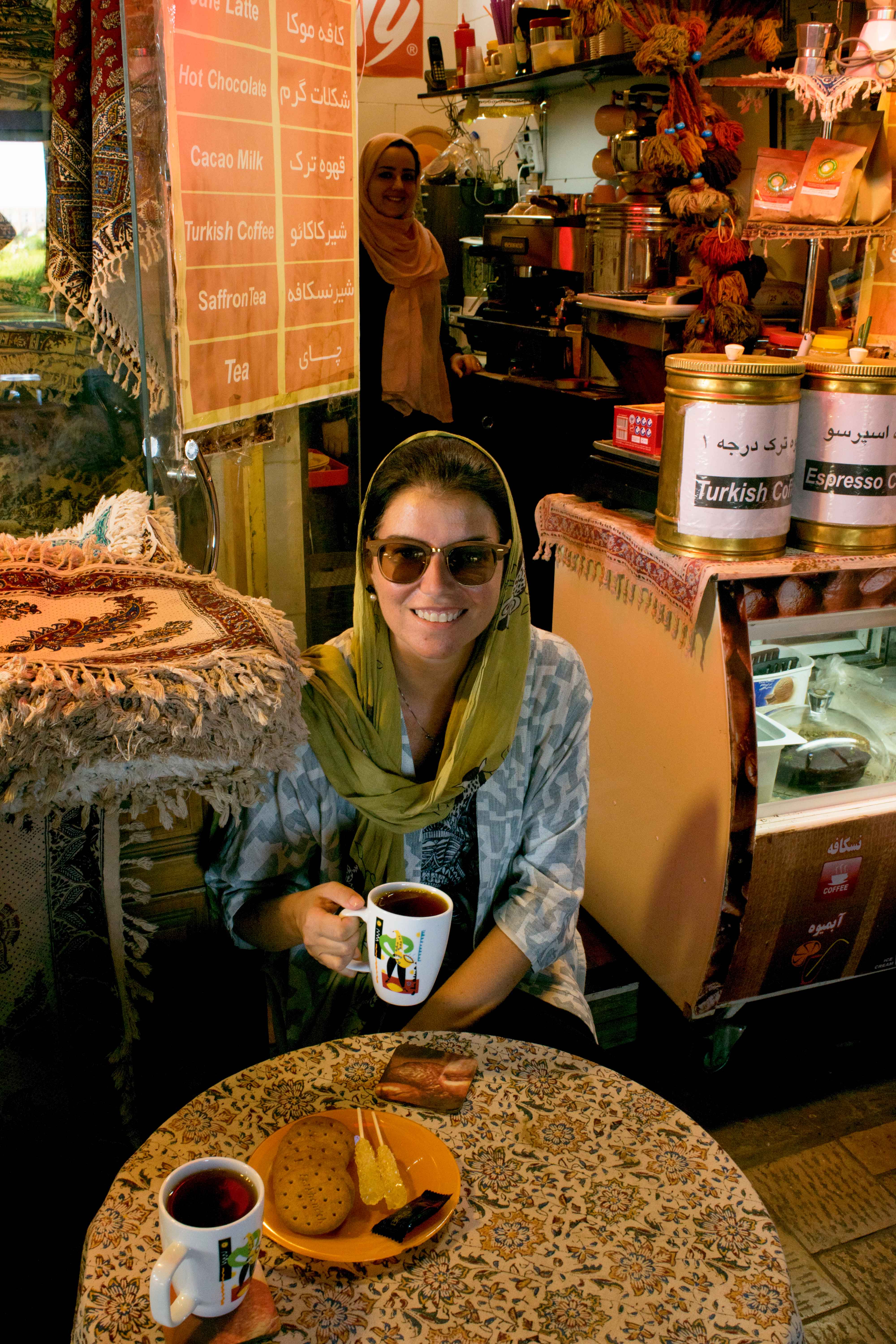 Eu numa típica casa de chá em um bazar iraniano.