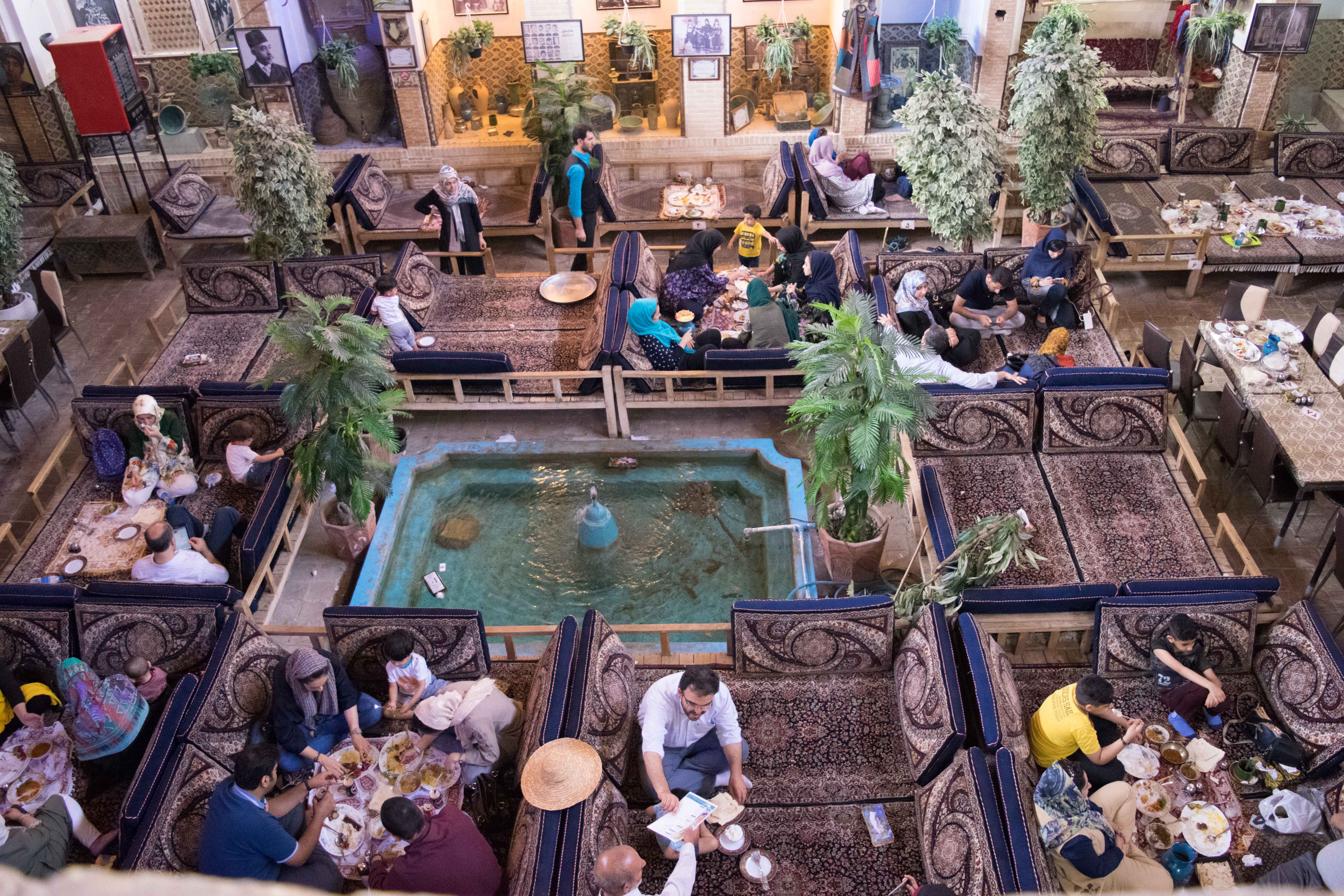 Culinária do Irã: um típico restaurante é assim, com tablados para sentar ao redor da comida e uma fonte de água no meio para refrescar. 