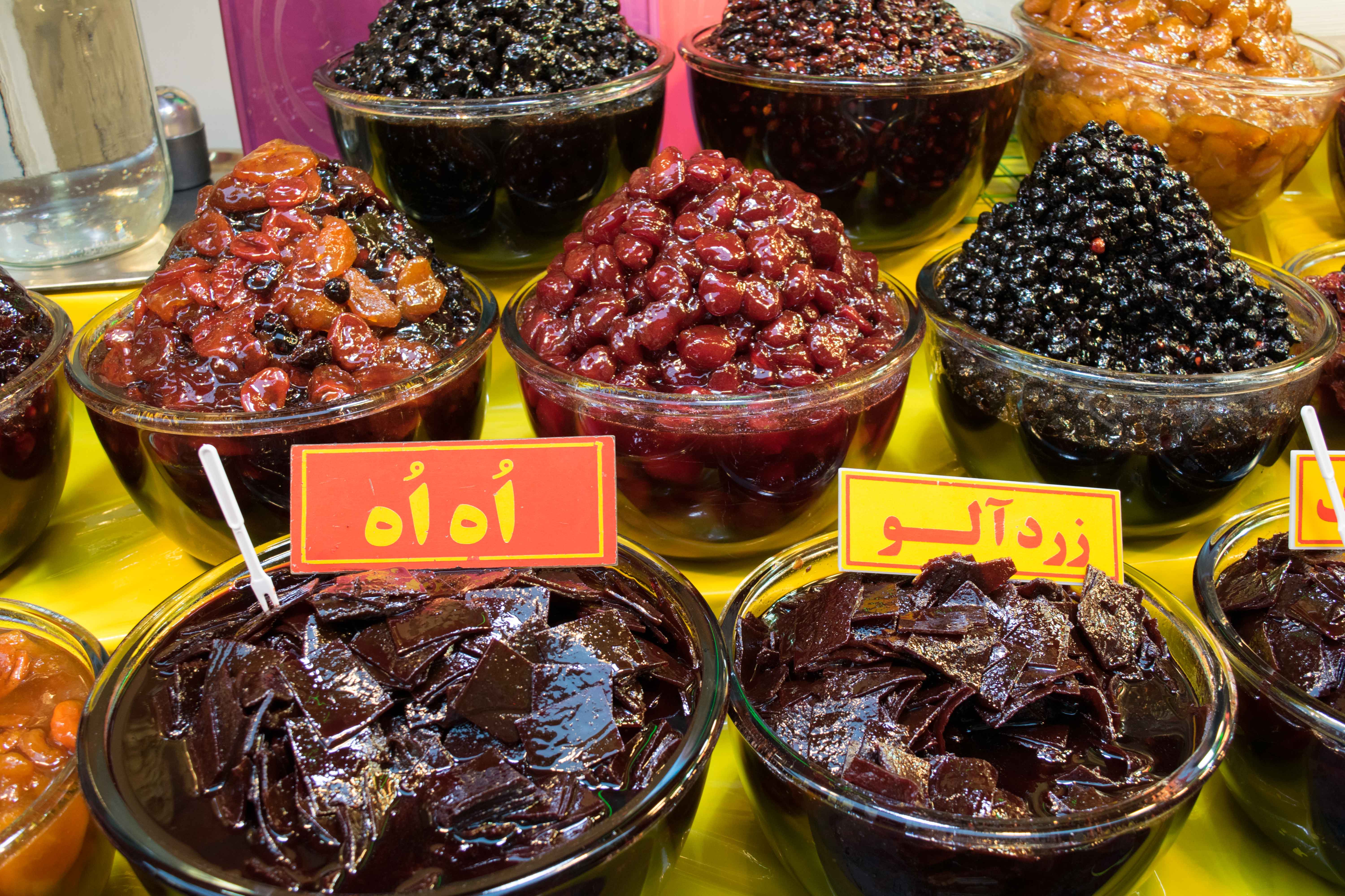 Tâmaras e outras frutas em calda, os doces iranianos vendidos nos mercados.