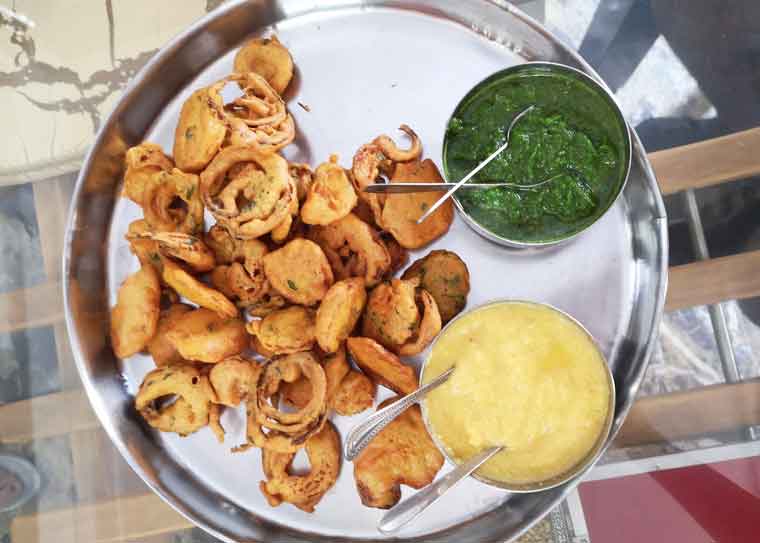 Aula de comida indiana na Índia: pakoras sequinhas e perfeitas com chutney de menta e manga.