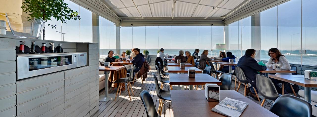 Tavi, um dos melhores restaurantes do Porto, na beira da praia. 