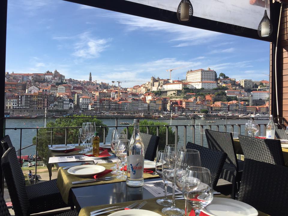 A vista maravilhosa do Rabelos, uma ótima opção de onde comer no Porto! 