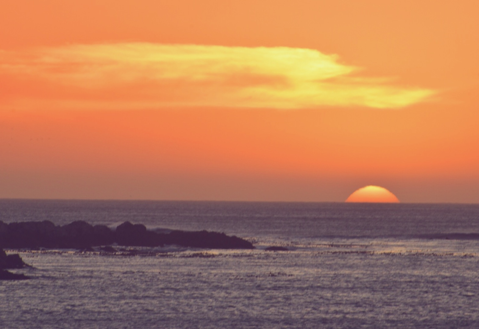 O pôr do sol magnífico na Grotto Beach. Viagem em Hermanus!