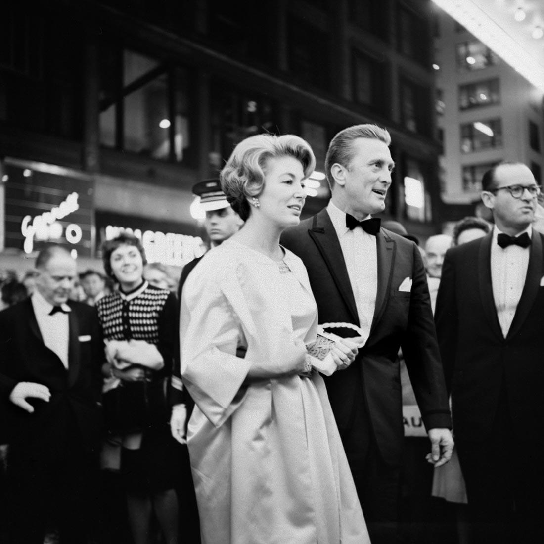 Kirk Douglas em teatro de Chicago. Vivian Maier Fotos. 