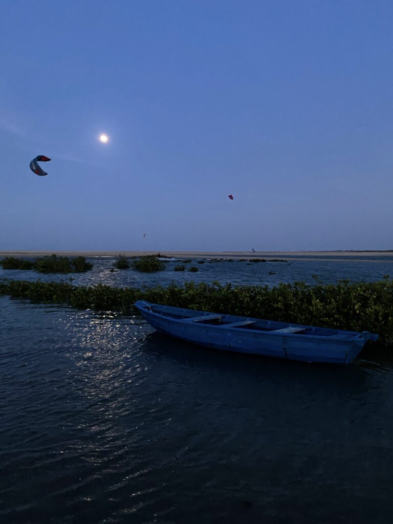 De dia ou de noite, tendo vento tem kite na água.