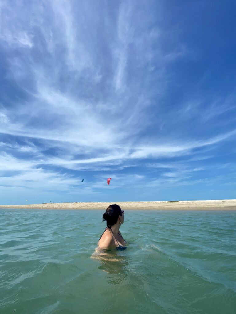 Difícil é sair das "lagoas" perfeitas da Praia de Macapá!