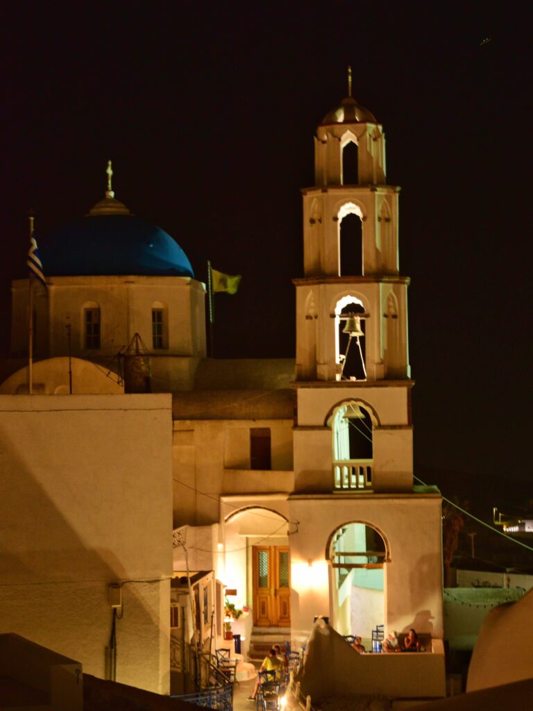 Essas mesinhas abaixo da Igreja são do Penelope, o restaurante mais charmoso de Pyrgos em Santorini.