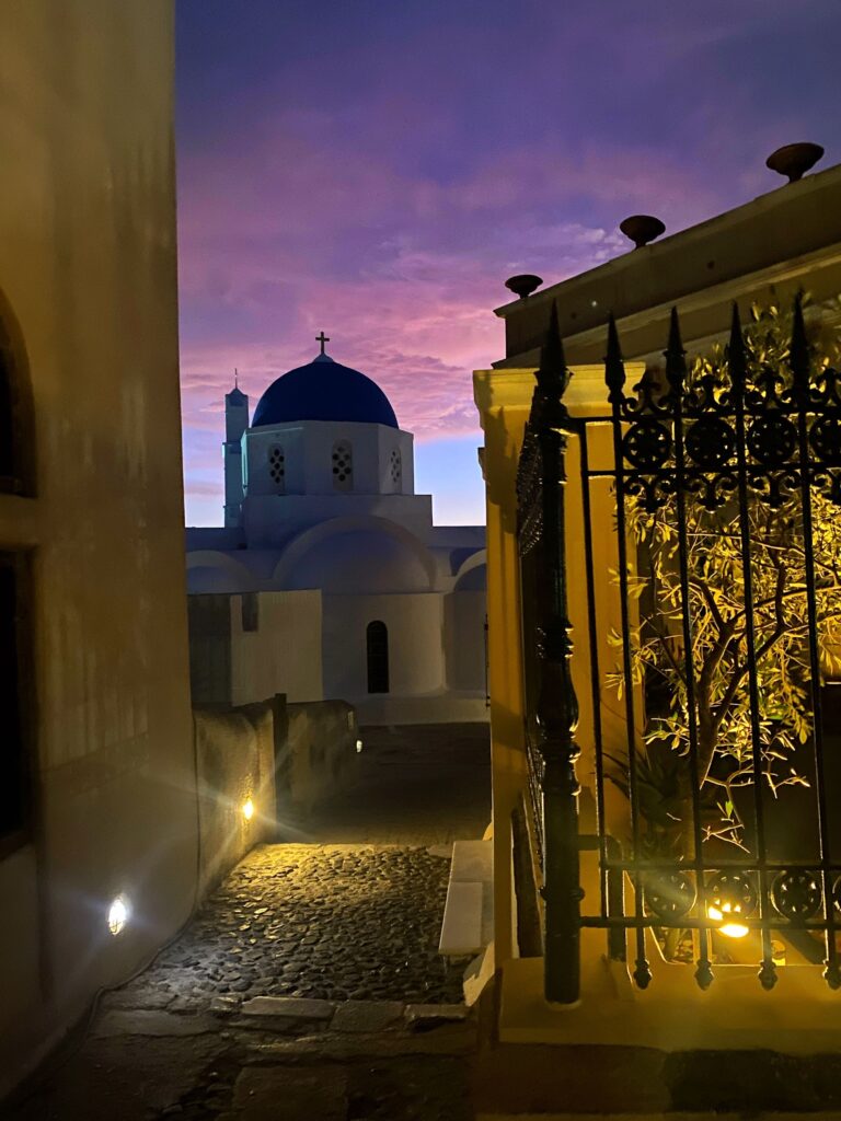 Pelas ruas de Pyrgos Santorini.