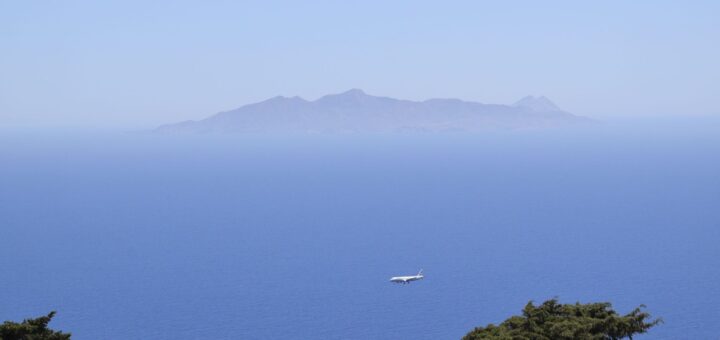 A vista do sítio arqueológico da antiga Thera é linda. Aqui vemos Thirasia e parece que ela está voando... mais uma mágica de Santorini.