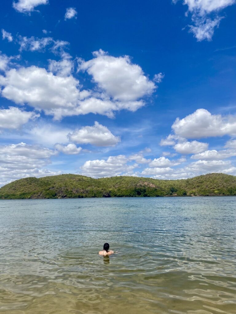 O que fazer na Ilha do Ferro: nadar no Velho Chico!