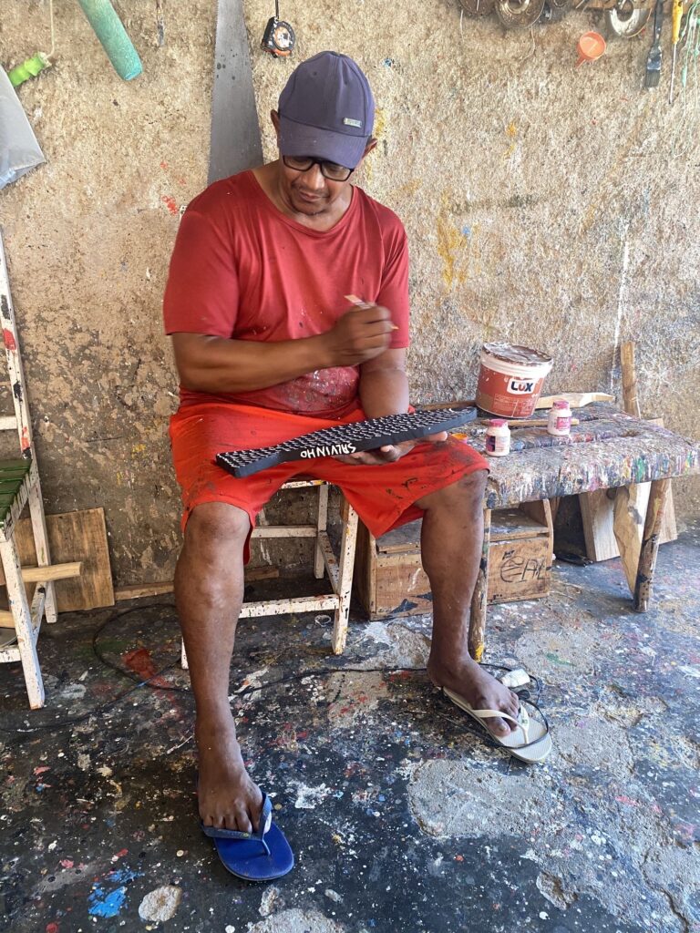 Mestre Salvinho assinando meu peixe. 💛